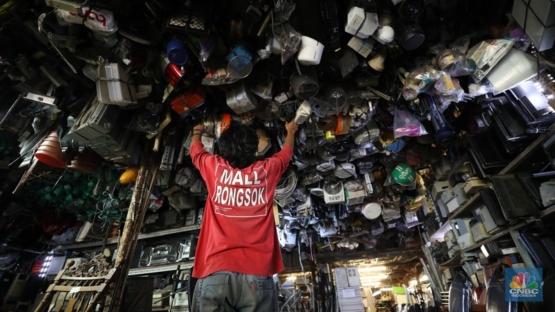 Penggemar barang murah tapi berkualitas pasti kalap jika berkunjung ke tempat satu ini. Berlokasi di pinggir Tol Kukusan, Depok, Jawa Barat terdapat pusat berburu furniture bekas bernama Mall Rongsok Selasa (15/4/2025). Penggemar barang murah tapi berkualitas pasti kalap jika berkunjung ke tempat satu ini. Berlokasi di pinggir Tol Kukusan, Depok, Jawa Barat terdapat pusat berburu furniture bekas bernama Mall Rongsok Selasa (15/4/2025). (CNBC Indonesia/Tri Susilo)