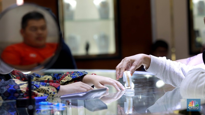 Pengunjung membeli emas perhiasan dan logam mulia di Butik Galeri 24, Jakarta, Selasa (15/4/2025). (CNBC Indonesia/Muhammad Sabki) Pengunjung membeli emas perhiasan dan logam mulia di Butik Galeri 24, Jakarta, Selasa (15/4/2025). (CNBC Indonesia/Muhammad Sabki)