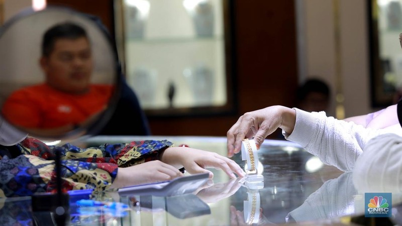 Pengunjung membeli emas perhiasan dan logam mulia di Butik Galeri 24, Jakarta, Selasa (15/4/2025). (CNBC Indonesia/Muhammad Sabki)