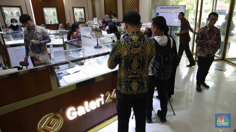 Pengunjung membeli emas perhiasan dan logam mulia di Butik Galeri 24, Jakarta, Selasa (15/4/2025). (CNBC Indonesia/Muhammad Sabki) Pengunjung membeli emas perhiasan dan logam mulia di Butik Galeri 24, Jakarta, Selasa (15/4/2025). (CNBC Indonesia/Muhammad Sabki)