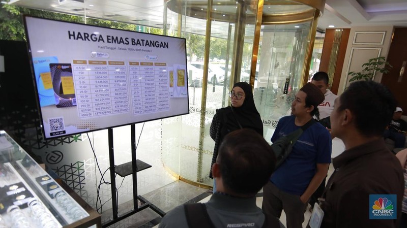 Pengunjung membeli emas perhiasan dan logam mulia di Butik Galeri 24, Jakarta, Selasa (15/4/2025). (CNBC Indonesia/Muhammad Sabki)