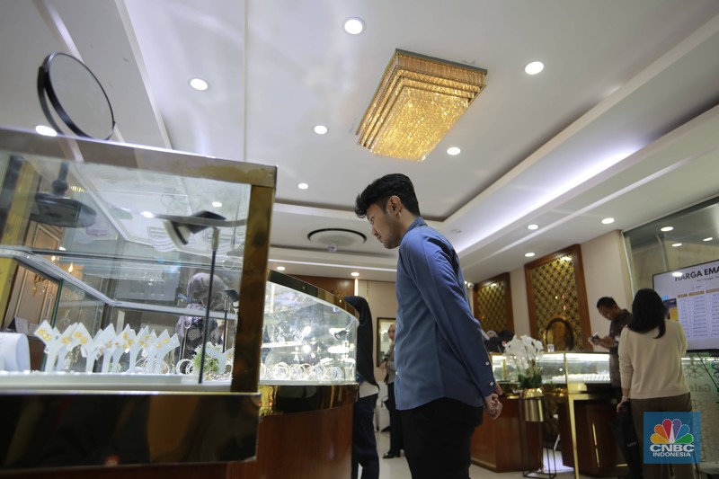 Pengunjung membeli emas perhiasan dan logam mulia di Butik Galeri 24, Jakarta, Selasa (15/4/2025). (CNBC Indonesia/Muhammad Sabki)