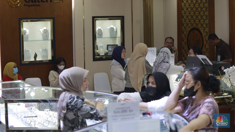 Pengunjung membeli emas perhiasan dan logam mulia di Butik Galeri 24, Jakarta, Selasa (15/4/2025). (CNBC Indonesia/Muhammad Sabki)