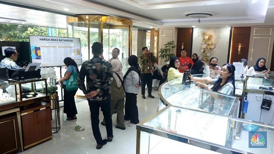 Pengunjung membeli emas perhiasan dan logam mulia di Butik Galeri 24, Jakarta, Selasa (15/4/2025). (CNBC Indonesia/Muhammad Sabki)