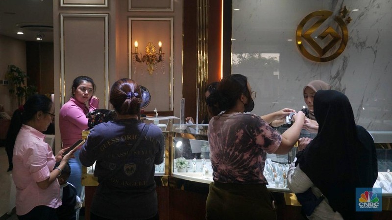 Pengunjung membeli emas perhiasan dan logam mulia di Butik Galeri 24, Jakarta, Selasa (15/4/2025). (CNBC Indonesia/Muhammad Sabki)