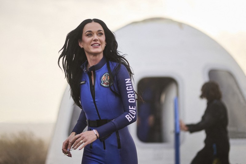 Penyanyi AS Katy Perry saat kembali ke Bumi setelah penerbangan dengan Blue Origin New Shepard NS-31, yang membawa penumpang melewati garis Karman -- batas ruang angkasa yang diakui secara internasional, di Van Horn, Texas Barat, 14 April 2025. Penyanyi AS Katy Perry saat kembali ke Bumi setelah penerbangan dengan Blue Origin New Shepard NS-31, yang membawa penumpang melewati garis Karman -- batas ruang angkasa yang diakui secara internasional, di Van Horn, Texas Barat, 14 April 2025. (Photo by Handout / BLUE ORIGIN / AFP)