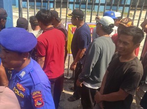 Kecewa Soal Syarat Penerbitan Surat Laik Laut, Nelayan Segel Kantor PSDKP