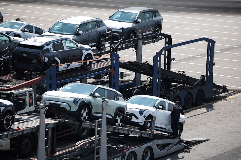Sebuah pengangkut mobil yang mengangkut kendaraan buatan Kia Motors, yang merupakan bagian dari perusahaan pembuat mobil terbesar Korea Selatan, Hyundai Motor, melintasi pohon sakura yang sedang berbunga di dekat pelabuhan Pyeongtaek di Pyeongtaek, Korea Selatan, Selasa (15/4/2024). (REUTERS/Kim Hong-Ji) Sebuah pengangkut mobil yang mengangkut kendaraan buatan Kia Motors, yang merupakan bagian dari perusahaan pembuat mobil terbesar Korea Selatan, Hyundai Motor, melintasi pohon sakura yang sedang berbunga di dekat pelabuhan Pyeongtaek di Pyeongtaek, Korea Selatan, Selasa (15/4/2024). (REUTERS/Kim Hong-Ji)