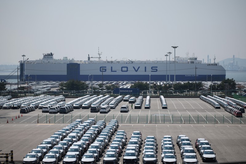 Sebuah pengangkut mobil yang mengangkut kendaraan buatan Kia Motors, yang merupakan bagian dari perusahaan pembuat mobil terbesar Korea Selatan, Hyundai Motor, melintasi pohon sakura yang sedang berbunga di dekat pelabuhan Pyeongtaek di Pyeongtaek, Korea Selatan, Selasa (15/4/2024). (REUTERS/Kim Hong-Ji) Sebuah pengangkut mobil yang mengangkut kendaraan buatan Kia Motors, yang merupakan bagian dari perusahaan pembuat mobil terbesar Korea Selatan, Hyundai Motor, melintasi pohon sakura yang sedang berbunga di dekat pelabuhan Pyeongtaek di Pyeongtaek, Korea Selatan, Selasa (15/4/2024). (REUTERS/Kim Hong-Ji)
