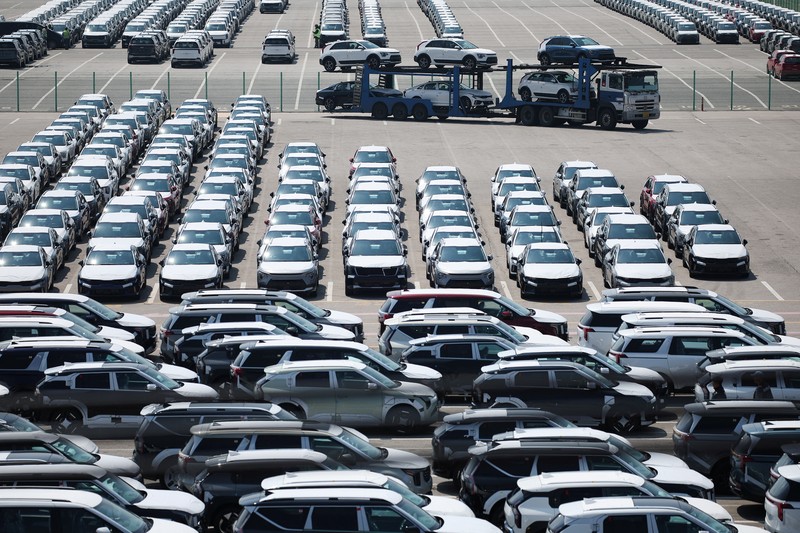 Sebuah pengangkut mobil yang mengangkut kendaraan buatan Kia Motors, yang merupakan bagian dari perusahaan pembuat mobil terbesar Korea Selatan, Hyundai Motor, melintasi pohon sakura yang sedang berbunga di dekat pelabuhan Pyeongtaek di Pyeongtaek, Korea Selatan, Selasa (15/4/2024). (REUTERS/Kim Hong-Ji) Sebuah pengangkut mobil yang mengangkut kendaraan buatan Kia Motors, yang merupakan bagian dari perusahaan pembuat mobil terbesar Korea Selatan, Hyundai Motor, melintasi pohon sakura yang sedang berbunga di dekat pelabuhan Pyeongtaek di Pyeongtaek, Korea Selatan, Selasa (15/4/2024). (REUTERS/Kim Hong-Ji)