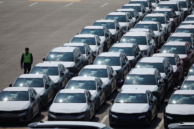 Sebuah pengangkut mobil yang mengangkut kendaraan buatan Kia Motors, yang merupakan bagian dari perusahaan pembuat mobil terbesar Korea Selatan, Hyundai Motor, melintasi pohon sakura yang sedang berbunga di dekat pelabuhan Pyeongtaek di Pyeongtaek, Korea Selatan, Selasa (15/4/2024). (REUTERS/Kim Hong-Ji) Sebuah pengangkut mobil yang mengangkut kendaraan buatan Kia Motors, yang merupakan bagian dari perusahaan pembuat mobil terbesar Korea Selatan, Hyundai Motor, melintasi pohon sakura yang sedang berbunga di dekat pelabuhan Pyeongtaek di Pyeongtaek, Korea Selatan, Selasa (15/4/2024). (REUTERS/Kim Hong-Ji)