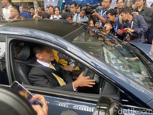 Kala Bahlil Ngaku Gajinya Nggak Cukup Beli Toyota Crown Hidrogen: Harus Cicil!