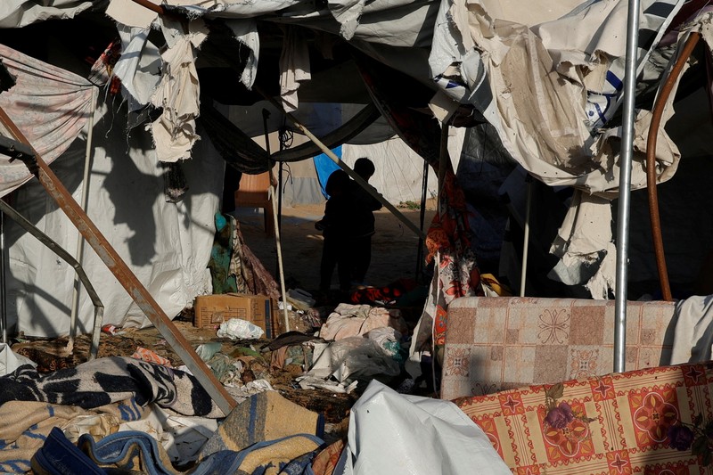 Warga Palestina memeriksa kerusakan di lokasi serangan Israel terhadap tenda yang menampung orang-orang terlantar, di Khan Younis di Jalur Gaza selatan, 15 April 2025. Warga Palestina memeriksa kerusakan di lokasi serangan Israel terhadap tenda yang menampung orang-orang terlantar, di Khan Younis di Jalur Gaza selatan, 15 April 2025. (REUTERS/Hatem Khaled)