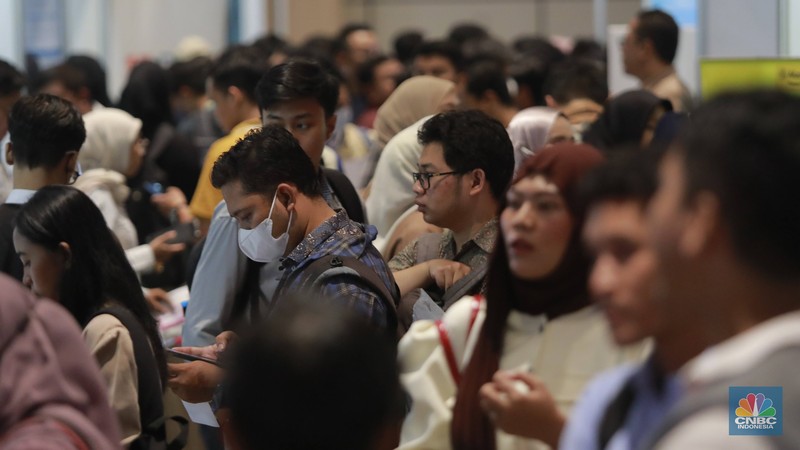 Antrean lowongan pekerjaan di acara pameran bursa kerja atau job fair di Smesco Indonesia, Jakarta Selatan, Rabu (16/4/2025). (CNBC Indonesia/Muhammad Sabki) Antrean lowongan pekerjaan di acara pameran bursa kerja atau job fair di Smesco Indonesia, Jakarta Selatan, Rabu (16/4/2025). (CNBC Indonesia/Muhammad Sabki)