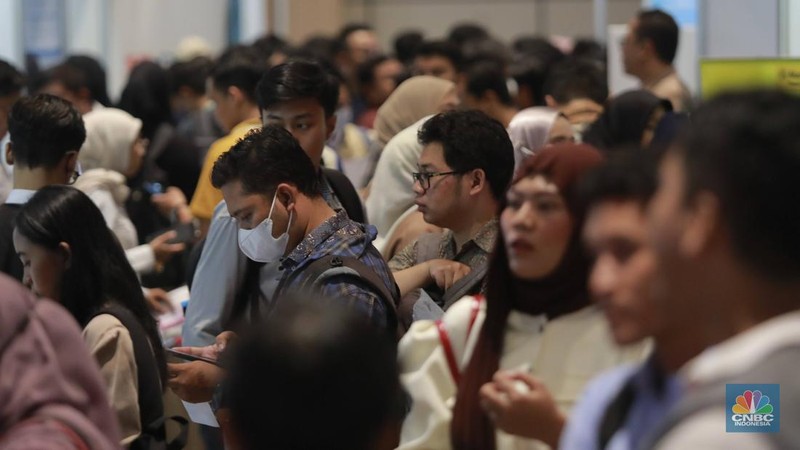 Antrean lowongan pekerjaan di acara pameran bursa kerja atau job fair di Smesco Indonesia, Jakarta Selatan, Rabu (16/4/2025). (CNBC Indonesia/Muhammad Sabki)