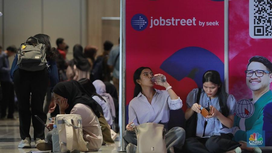 Antrean lowongan pekerjaan di acara pameran bursa kerja atau job fair di Smesco Indonesia, Jakarta Selatan, Rabu (16/4/2025). (²©²ÊÍøÕ¾/Muhammad Sabki)