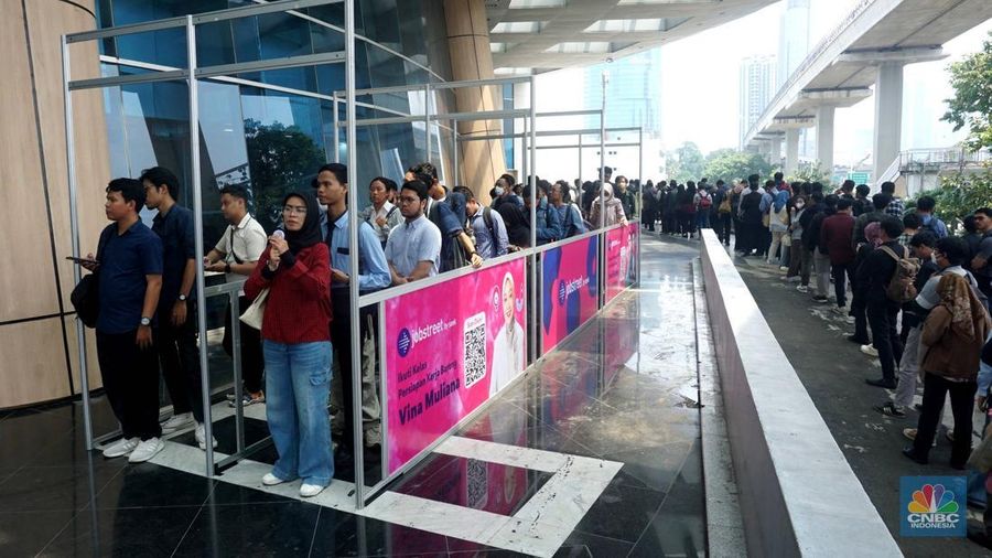 Antrean lowongan pekerjaan di acara pameran bursa kerja atau job fair di Smesco Indonesia, Jakarta Selatan, Rabu (16/4/2025). (²©²ÊÍøÕ¾/Muhammad Sabki)