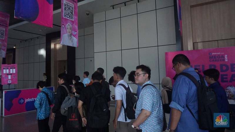 Antrean lowongan pekerjaan di acara pameran bursa kerja atau job fair di Smesco Indonesia, Jakarta Selatan, Rabu (16/4/2025). (CNBC Indonesia/Muhammad Sabki) Antrean lowongan pekerjaan di acara pameran bursa kerja atau job fair di Smesco Indonesia, Jakarta Selatan, Rabu (16/4/2025). (CNBC Indonesia/Muhammad Sabki)