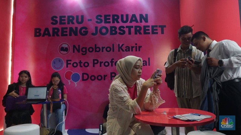 Antrean lowongan pekerjaan di acara pameran bursa kerja atau job fair di Smesco Indonesia, Jakarta Selatan, Rabu (16/4/2025). (CNBC Indonesia/Muhammad Sabki) Antrean lowongan pekerjaan di acara pameran bursa kerja atau job fair di Smesco Indonesia, Jakarta Selatan, Rabu (16/4/2025). (CNBC Indonesia/Muhammad Sabki)
