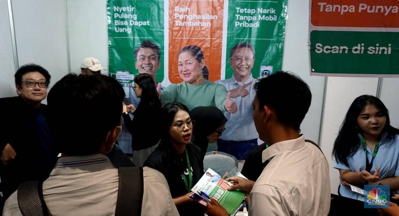 Antrean lowongan pekerjaan di acara pameran bursa kerja atau job fair di Smesco Indonesia, Jakarta Selatan, Rabu (16/4/2025). (CNBC Indonesia/Muhammad Sabki) Antrean lowongan pekerjaan di acara pameran bursa kerja atau job fair di Smesco Indonesia, Jakarta Selatan, Rabu (16/4/2025). (CNBC Indonesia/Muhammad Sabki)