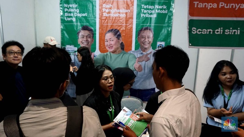 Antrean lowongan pekerjaan di acara pameran bursa kerja atau job fair di Smesco Indonesia, Jakarta Selatan, Rabu (16/4/2025). (CNBC Indonesia/Muhammad Sabki)