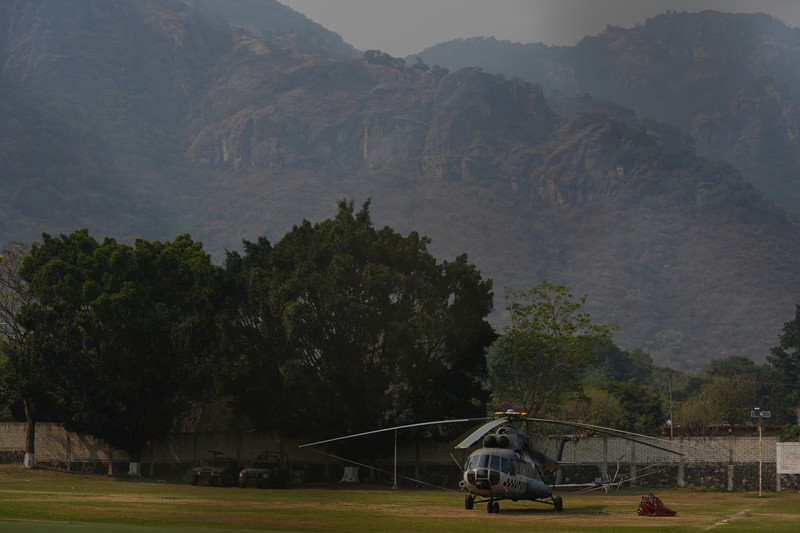Asap mengepul dari kebakaran hutan di luar Amatlan, Meksiko, Selasa (15/4/2025). (AP Photo/Fernando Llano) Asap mengepul dari kebakaran hutan di luar Amatlan, Meksiko, Selasa (15/4/2025). (AP Photo/Fernando Llano)