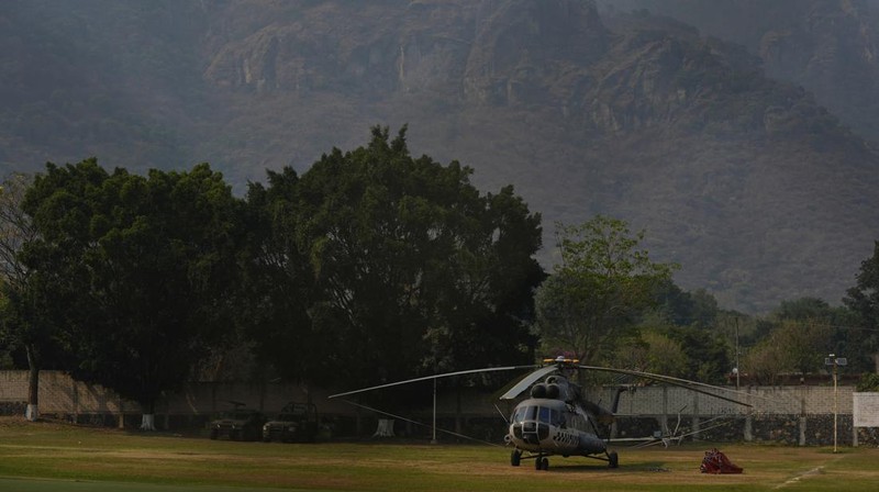 Asap mengepul dari kebakaran hutan di luar Amatlan, Meksiko, Selasa (15/4/2025). (AP Photo/Fernando Llano)