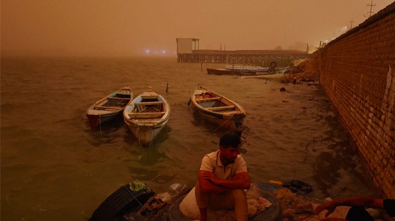 Badai pasir melanda sebagian wilayah Basra, Irak, pada Senin malam (14/4), menyebabkan jarak pandang terganggu secara signifikan. (Tangkapan Layar Video AFP/Ali Sadek)