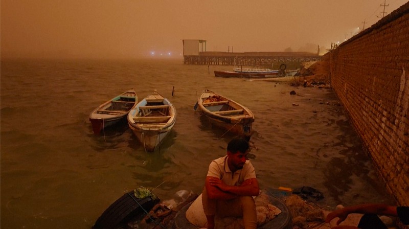Badai pasir melanda sebagian wilayah Basra, Irak, pada Senin malam (14/4), menyebabkan jarak pandang terganggu secara signifikan. (Tangkapan Layar Video AFP/Ali Sadek)
