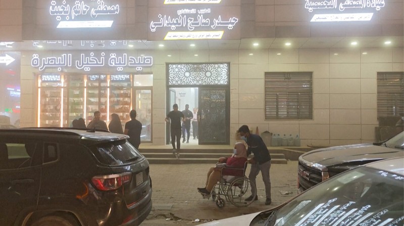 Badai pasir melanda sebagian wilayah Basra, Irak, pada Senin malam (14/4), menyebabkan jarak pandang terganggu secara signifikan. (Tangkapan Layar Video AFP/Ali Sadek)