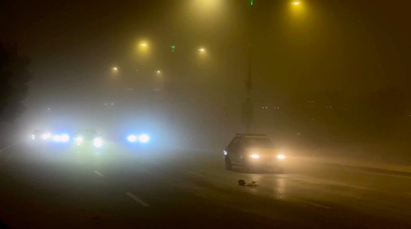 Badai pasir melanda sebagian wilayah Basra, Irak, pada Senin malam (14/4), menyebabkan jarak pandang terganggu secara signifikan. Badai pasir melanda sebagian wilayah Basra, Irak, pada Senin malam (14/4), menyebabkan jarak pandang terganggu secara signifikan. (Tangkapan Layar Video AFP/Ali Sadek)