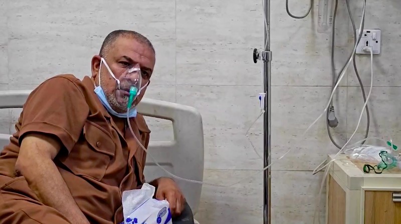 Badai pasir melanda sebagian wilayah Basra, Irak, pada Senin malam (14/4), menyebabkan jarak pandang terganggu secara signifikan. (Tangkapan Layar Video AFP/Ali Sadek)
