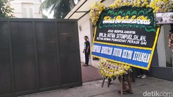 Video: Karangan Bunga Mulai Penuhi Rumah Hotma Sitompul