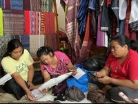 Lewat Program Ini, Klaster Usaha Tenun Ulos Sukses Berdayakan Wanita