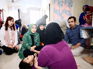 Fatma Gus Ipul Serahkan Bantuan Terapi Anak Disabilitas di Sidoarjo