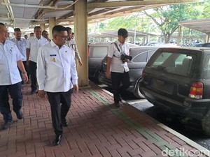 Andra Soni Soroti Mobil Dinas Rusak di Kantor Pemprov Banten