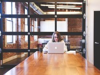 Perlu atau Tidak Berteman Sama Teman Kantor, Kamu Golongan yang Mana?