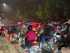 Jl Lenteng Agung Arah Depok Macet sampai Banyak Pemotor Istirahat Dulu