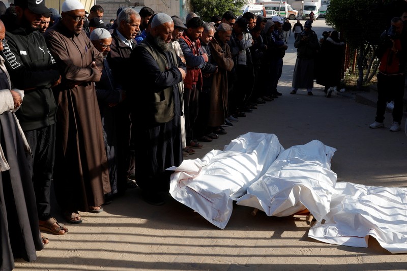 Warga Palestina memeriksa kerusakan di lokasi serangan Israel terhadap tenda yang menampung orang-orang terlantar, di Khan Younis di Jalur Gaza selatan, 15 April 2025. Warga Palestina memeriksa kerusakan di lokasi serangan Israel terhadap tenda yang menampung orang-orang terlantar, di Khan Younis di Jalur Gaza selatan, 15 April 2025. (REUTERS/Hatem Khaled)