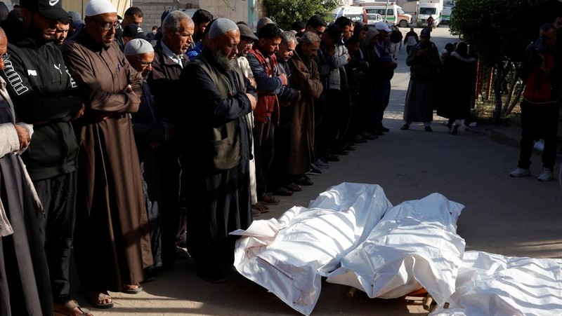 Warga Palestina memeriksa kerusakan di lokasi serangan Israel terhadap tenda yang menampung orang-orang terlantar, di Khan Younis di Jalur Gaza selatan, 15 April 2025. (REUTERS/Hatem Khaled)
