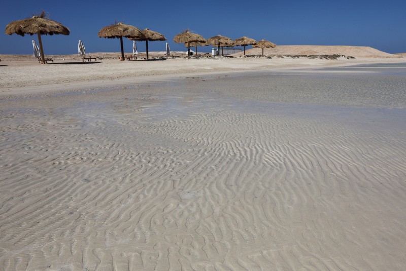 Pemandangan tanda yang dikelilingi penghalang yang terbuat dari tongkat kayu di depan pantai Ras Hankorab di Taman Nasional Wadi el-Gemal, rumah bagi salah satu ekosistem laut terakhir yang masih alami di negara ini dengan air sebening kristal dan pasir putih, di pantai Laut Merah Mesir selatan di Marsa Alam, Mesir 23 Maret 2025. Pemandangan tanda yang dikelilingi penghalang yang terbuat dari tongkat kayu di depan pantai Ras Hankorab di Taman Nasional Wadi el-Gemal, rumah bagi salah satu ekosistem laut terakhir yang masih alami di negara ini dengan air sebening kristal dan pasir putih, di pantai Laut Merah Mesir selatan di Marsa Alam, Mesir 23 Maret 2025. (REUTERS/Stringer)