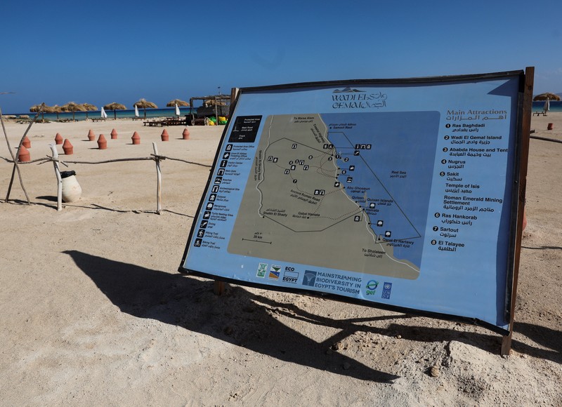 Pemandangan tanda yang dikelilingi penghalang yang terbuat dari tongkat kayu di depan pantai Ras Hankorab di Taman Nasional Wadi el-Gemal, rumah bagi salah satu ekosistem laut terakhir yang masih alami di negara ini dengan air sebening kristal dan pasir putih, di pantai Laut Merah Mesir selatan di Marsa Alam, Mesir 23 Maret 2025. (REUTERS/Stringer)