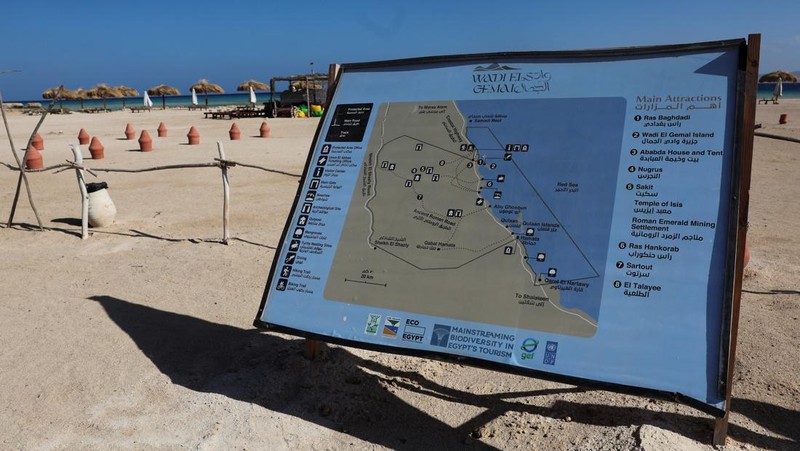 Pemandangan tanda yang dikelilingi penghalang yang terbuat dari tongkat kayu di depan pantai Ras Hankorab di Taman Nasional Wadi el-Gemal, rumah bagi salah satu ekosistem laut terakhir yang masih alami di negara ini dengan air sebening kristal dan pasir putih, di pantai Laut Merah Mesir selatan di Marsa Alam, Mesir 23 Maret 2025. (REUTERS/Stringer)