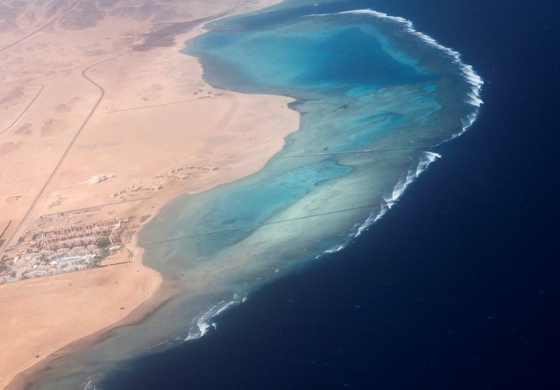 Pemandangan tanda yang dikelilingi penghalang yang terbuat dari tongkat kayu di depan pantai Ras Hankorab di Taman Nasional Wadi el-Gemal, rumah bagi salah satu ekosistem laut terakhir yang masih alami di negara ini dengan air sebening kristal dan pasir putih, di pantai Laut Merah Mesir selatan di Marsa Alam, Mesir 23 Maret 2025. (REUTERS/Stringer)