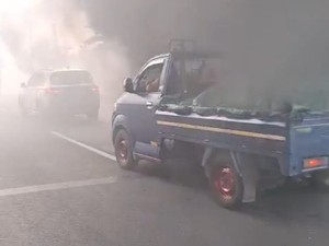 Potret Ngeri Asap Kebakaran Sampah Membubung Halangi Tol di Jakut