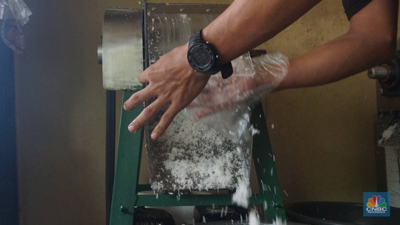 Penjualan kelapa parut pada salah satu ruko di kawasan Duren Tiga, Jakarta Selatan, Rabu (16/4/2025). (CNBC Indonesia/Muhammad Sabki) Penjualan kelapa parut pada salah satu ruko di kawasan Duren Tiga, Jakarta Selatan, Rabu (16/4/2025). (CNBC Indonesia/Muhammad Sabki)