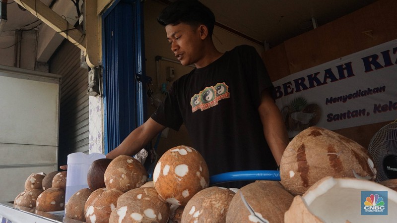 Penjualan kelapa parut pada salah satu ruko di kawasan Duren Tiga, Jakarta Selatan, Rabu (16/4/2025). (CNBC Indonesia/Muhammad Sabki) Penjualan kelapa parut pada salah satu ruko di kawasan Duren Tiga, Jakarta Selatan, Rabu (16/4/2025). (CNBC Indonesia/Muhammad Sabki)