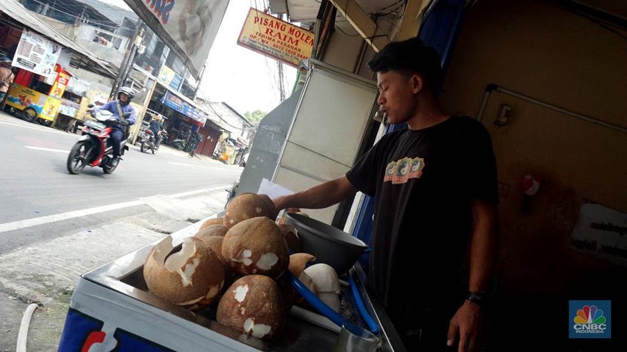 Penjualan kelapa parut pada salah satu ruko di kawasan Duren Tiga, Jakarta Selatan, Rabu (16/4/2025). (CNBC Indonesia/Muhammad Sabki)