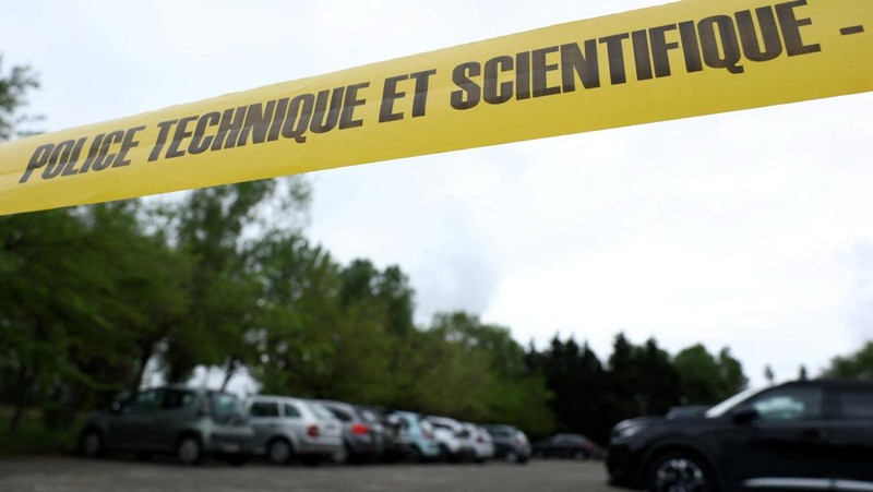 Polisi memeriksa salah satu kendaraan yang terbakar pada area parkir penjara Tarascon di Avignon, Prancis, Rabu (16/4/2025). (REUTERS/Manon Cruz)