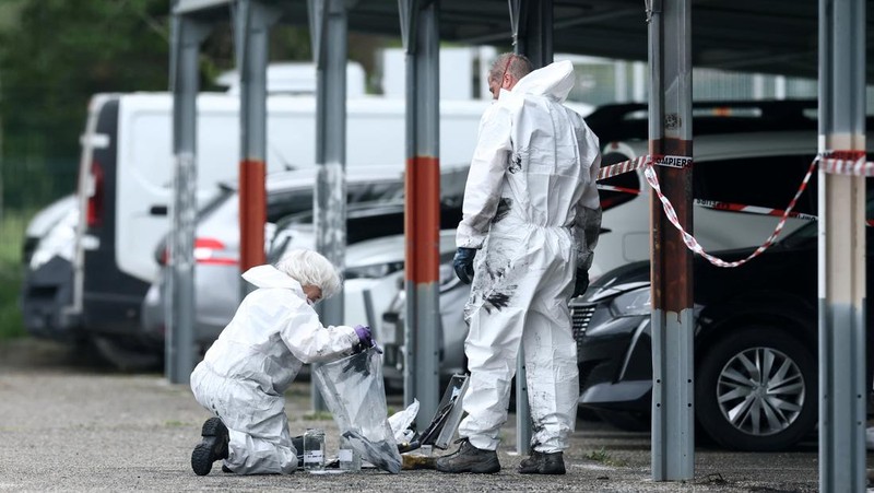 Polisi memeriksa salah satu kendaraan yang terbakar pada area parkir penjara Tarascon di Avignon, Prancis, Rabu (16/4/2025). (REUTERS/Manon Cruz)